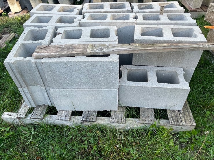 #3204-•-pallet-of-gray-concrete-cinder-blocks-image-6