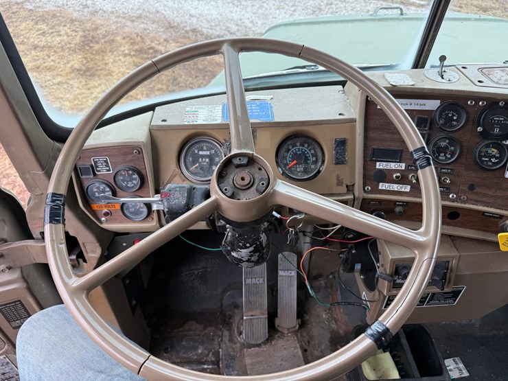 1984-mack-dm492s-image-53
