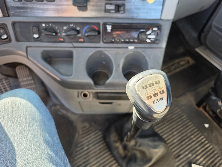 2016-freightliner-columbia-120-image-61