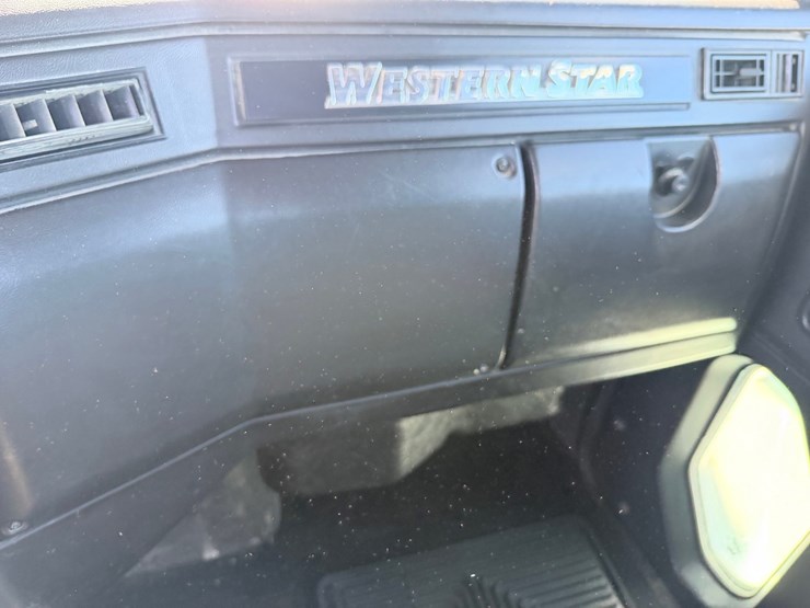 #1727-•-2020-western-star-day-cab-truck-tractor-image-47