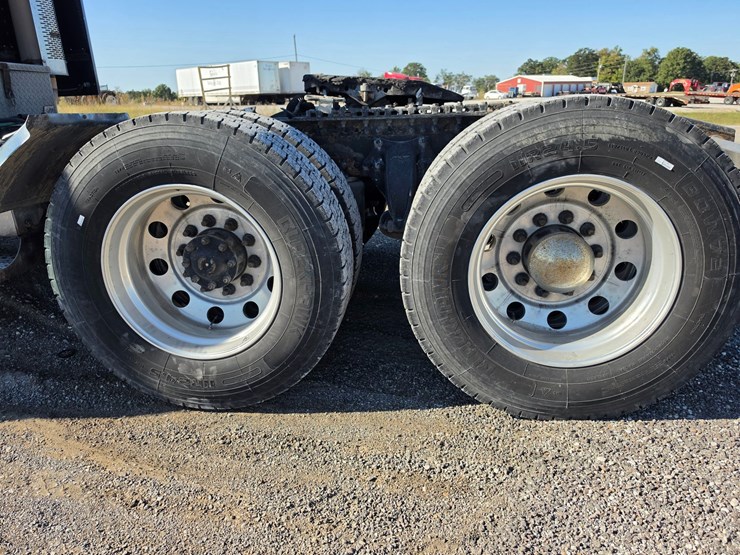 2016-freightliner-columbia-120-image-91