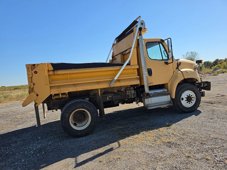 2011-freightliner-m2-106-image-15