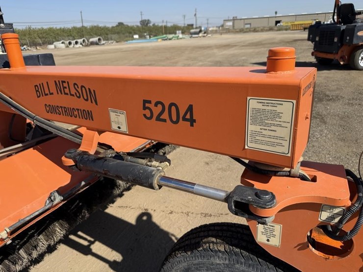 lay-mor-sm-300-3-wheel-broom-image-8