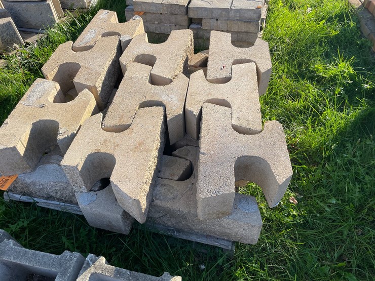 #3190-•-pallet-of-concrete-retaining-wall-blocks-image-2