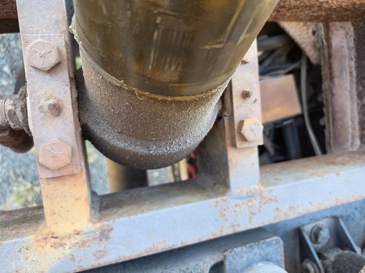 2011-freightliner-m2-106-image-29
