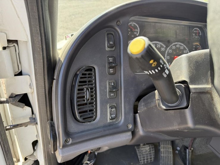 2016-freightliner-mechanics-truck-image-85