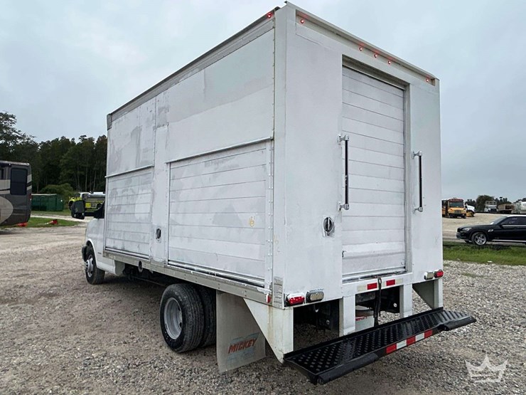 2015-chevrolet-express-4500-image-4