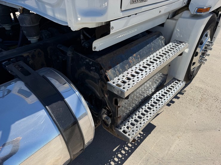 #1726-•-2019-western-star-day-cab-truck-tractor-image-27
