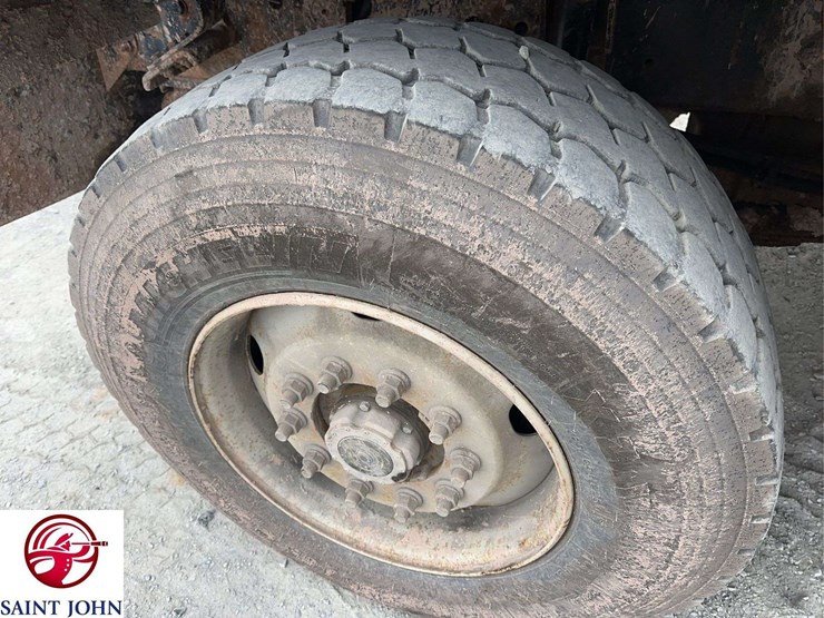 2015-freightliner-114sd-image-9