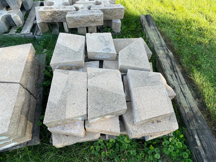#3206-•-(2)-pallet-of-concrete-pavers-image-5