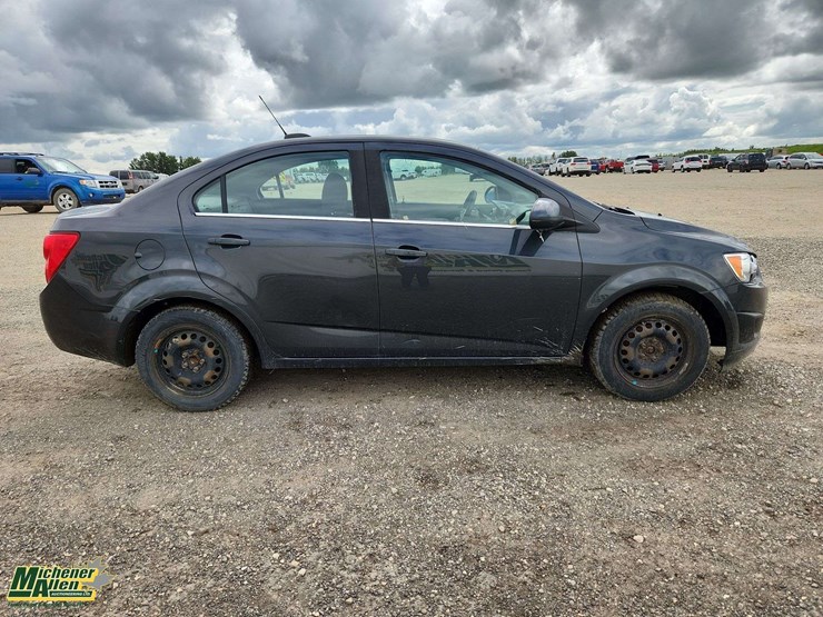 2015-chevrolet-sonic-lt-image-7