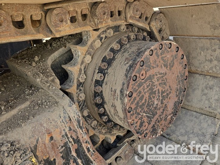 2018-caterpillar-352-image-15