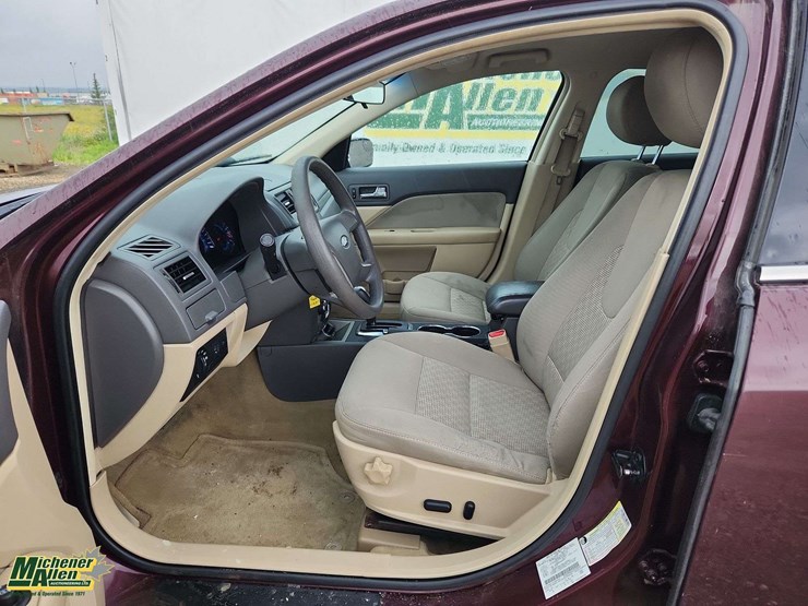 2012-ford-fusion-se-image-13