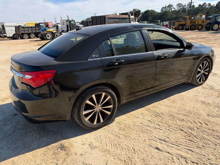 2014-chrysler-200-s-4-door-sedan-(150,748-miles)-image-3