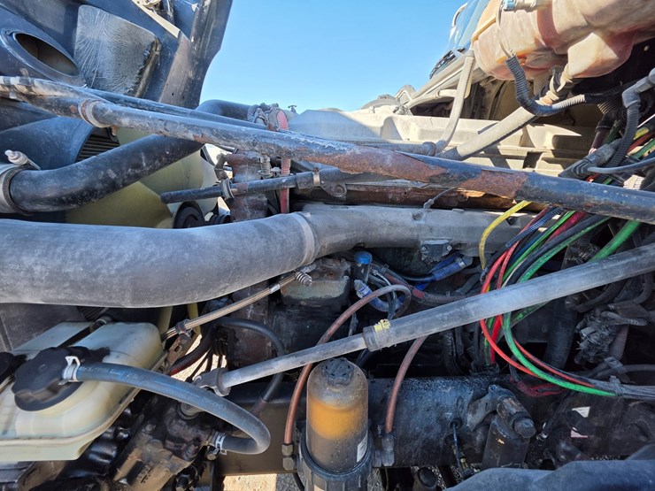 2016-freightliner-columbia-120-image-29