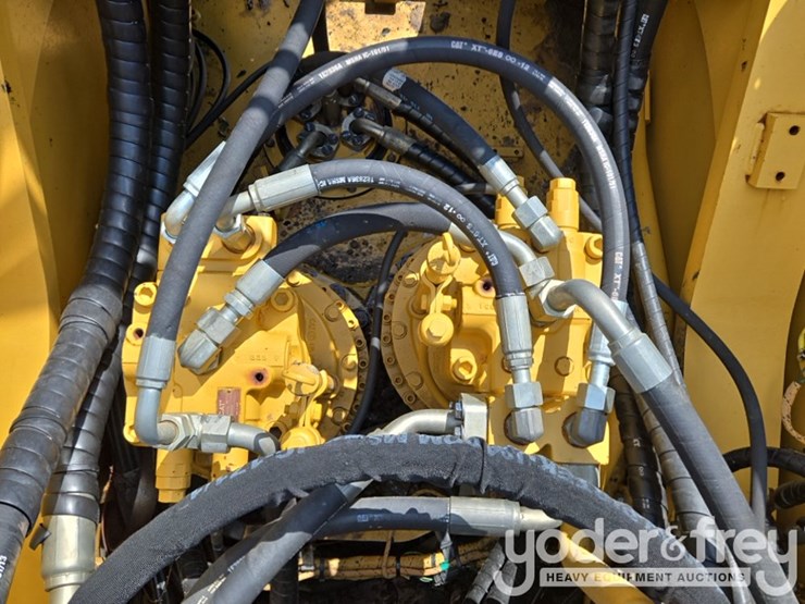 2018-caterpillar-352-image-51