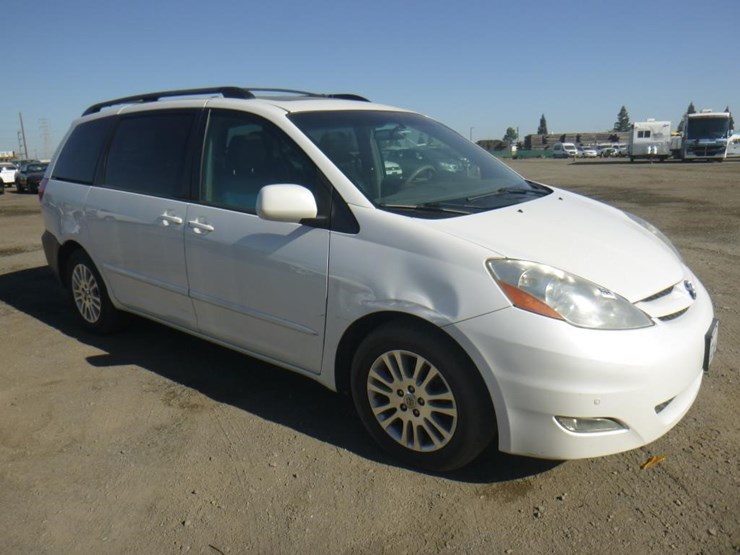 2009-toyota-sienna-image-2