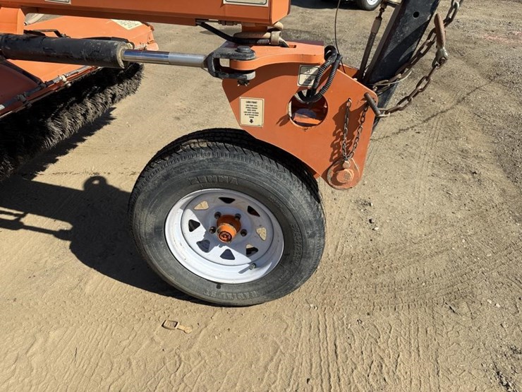 lay-mor-sm-300-3-wheel-broom-image-9