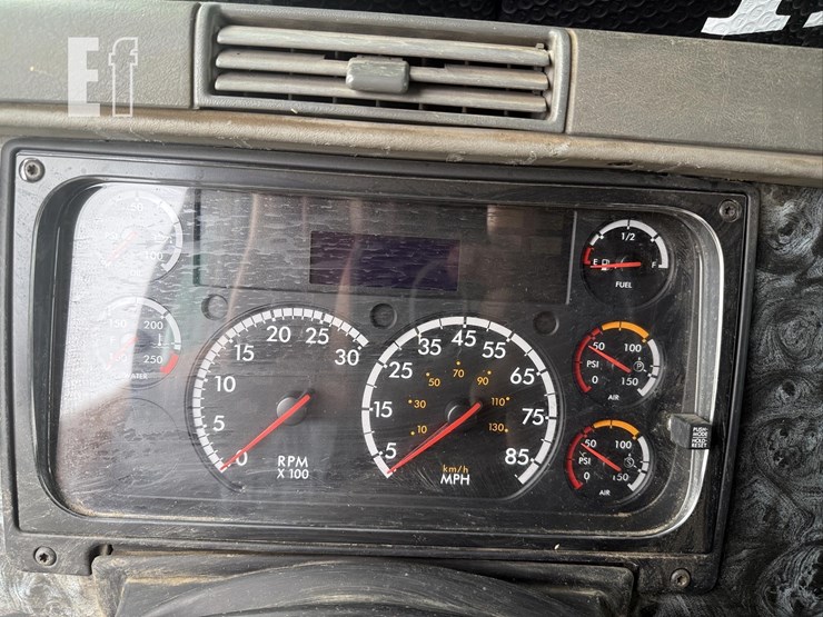2002-freightliner-image-31