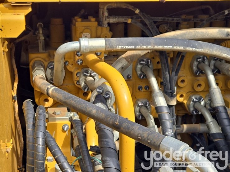 2019-caterpillar-352-image-54