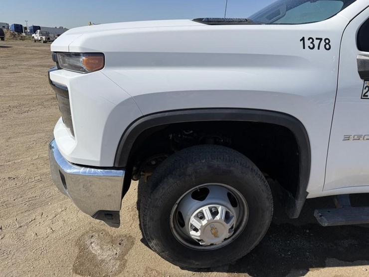 2025-chevrolet-3500-image-18