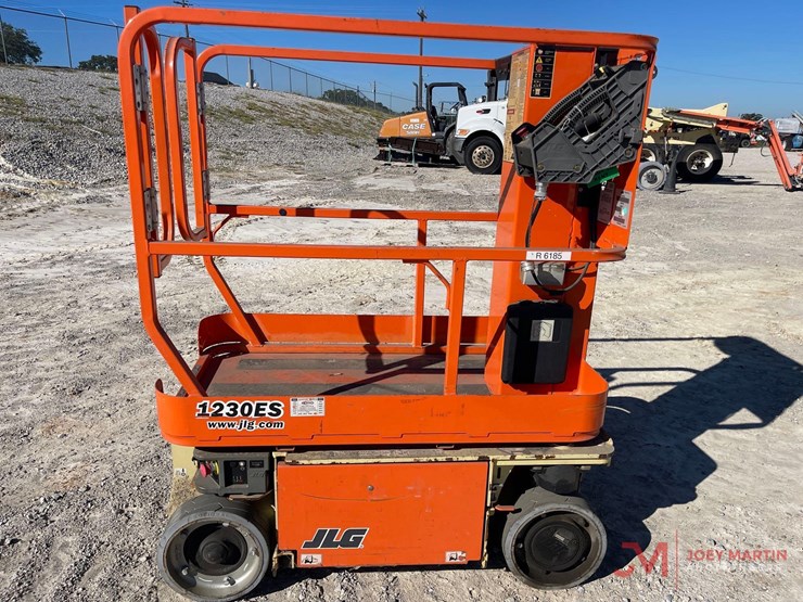 2015-jlg-1230es-image-2