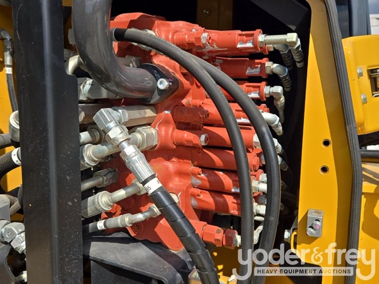 2020-deere-85g-image-42