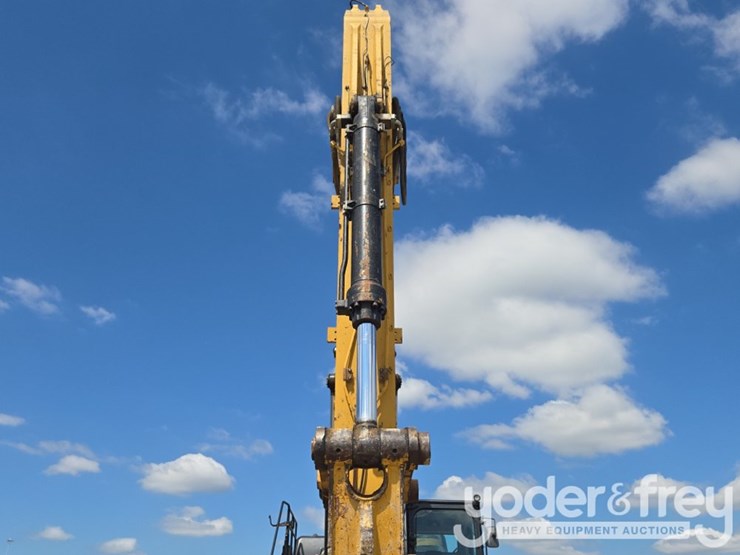 2018-caterpillar-352-image-32
