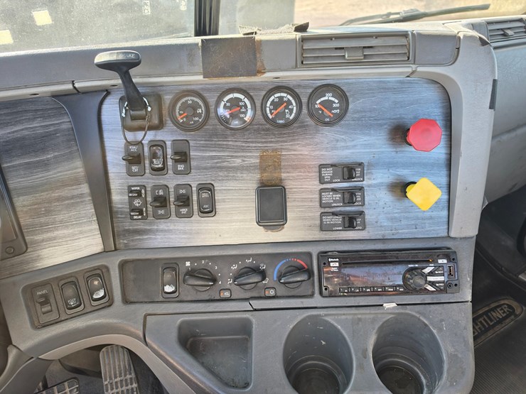 2016-freightliner-columbia-120-image-53
