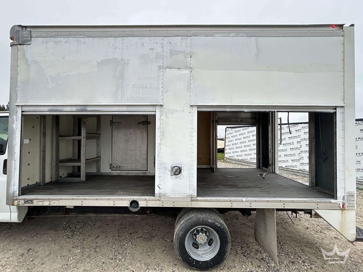 2015-chevrolet-express-4500-image-11