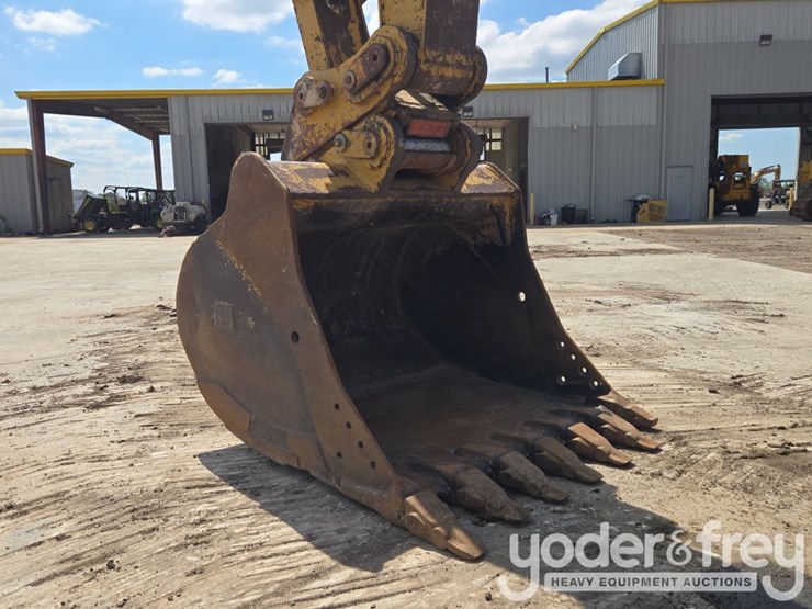 2018-caterpillar-352-image-24