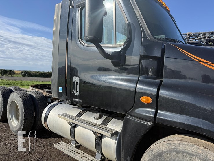 2009-freightliner-cascadia-125-image-3