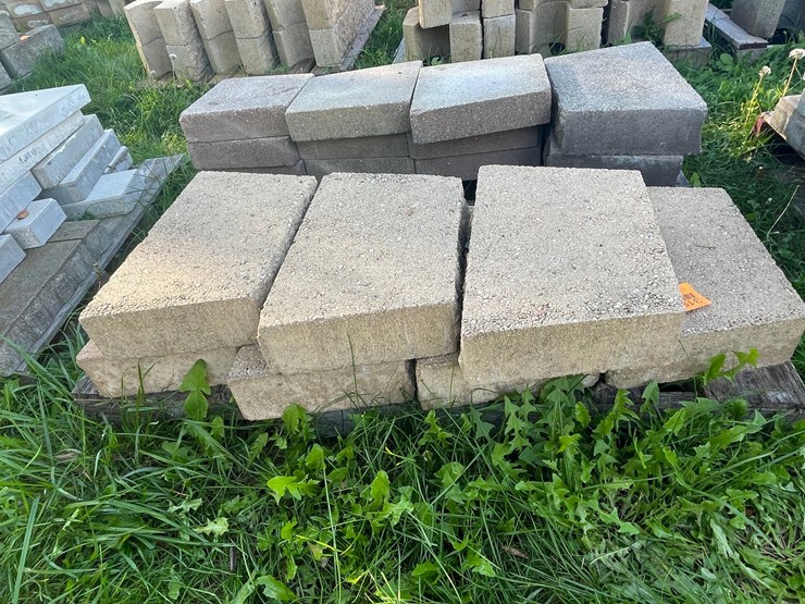 #3194-•-pallet-of-concrete-landscaping-pavers-image-3