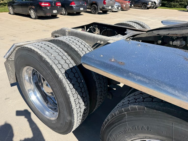 2020-peterbilt-389-image-33
