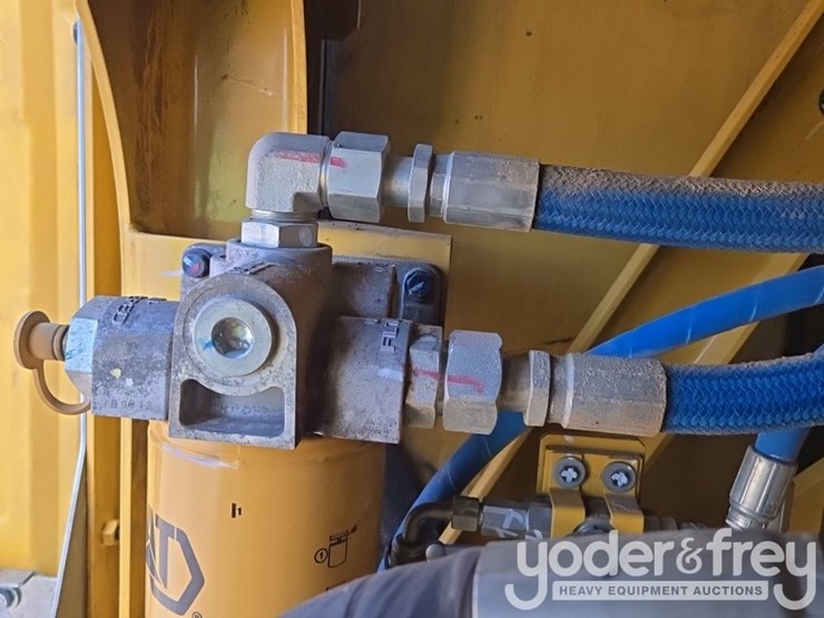 2019-caterpillar-352-image-47