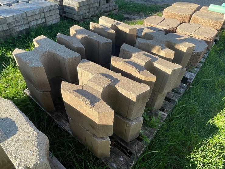 #3186-•-pallet-of-concrete-retaining-wall-blocks-image-3