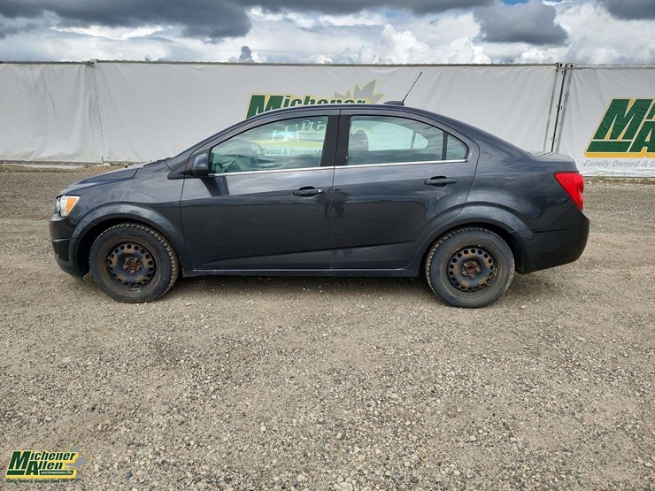 2015-chevrolet-sonic-lt-image-5