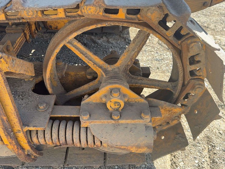 caterpillar-ten-image-20