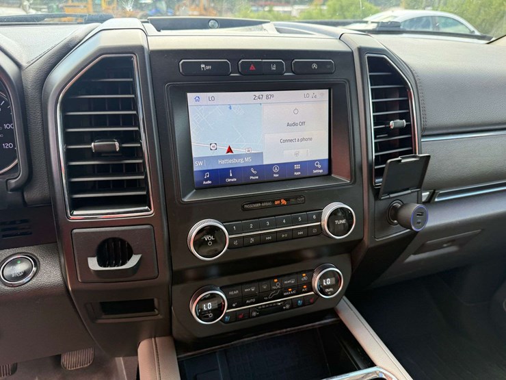 2020-ford-expedition-limited-image-12