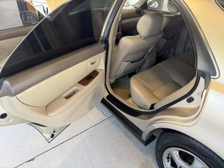 1997-lexus-es300-sdn-image-25