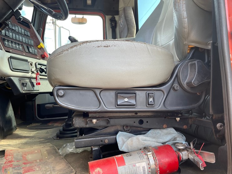 2016-western-star-4900sb-image-70