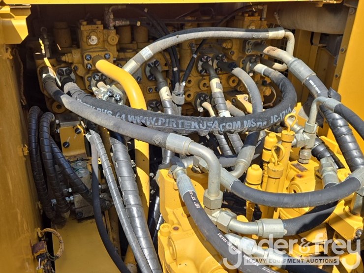2018-caterpillar-352-image-47