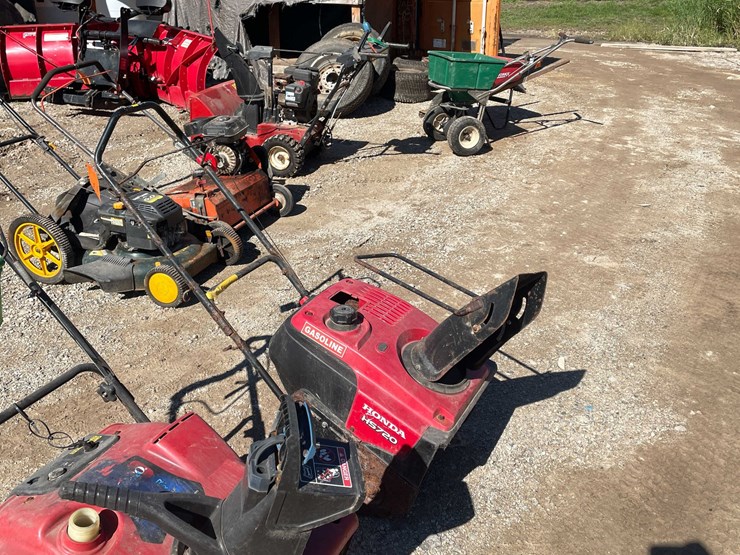 #1846-•-(2)-gas-powered-snow-blowers-for-parts-image-3