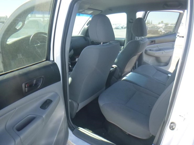 2013-toyota-tacoma-image-8