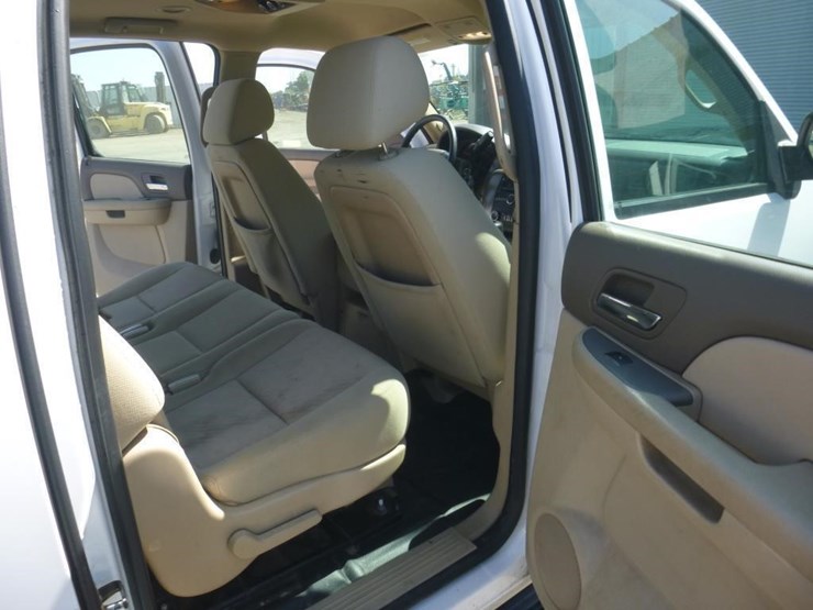 2014-chevrolet-suburban-image-9
