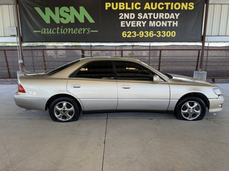 1997-lexus-es300-sdn-image-1