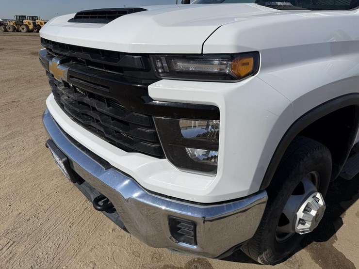 2025-chevrolet-3500-image-16