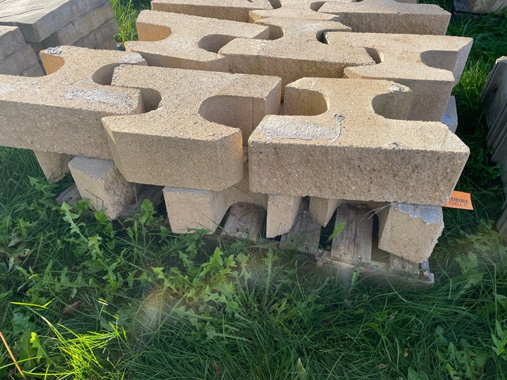 #3190-•-pallet-of-concrete-retaining-wall-blocks-image-5