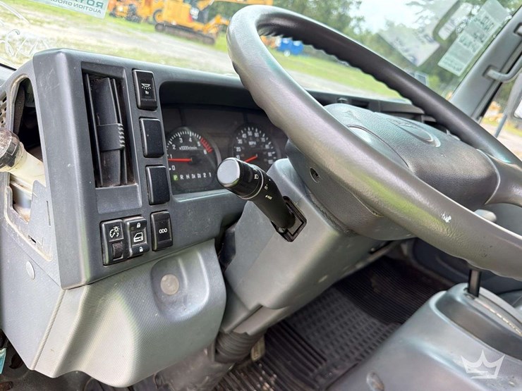 2008-isuzu-npr-image-7