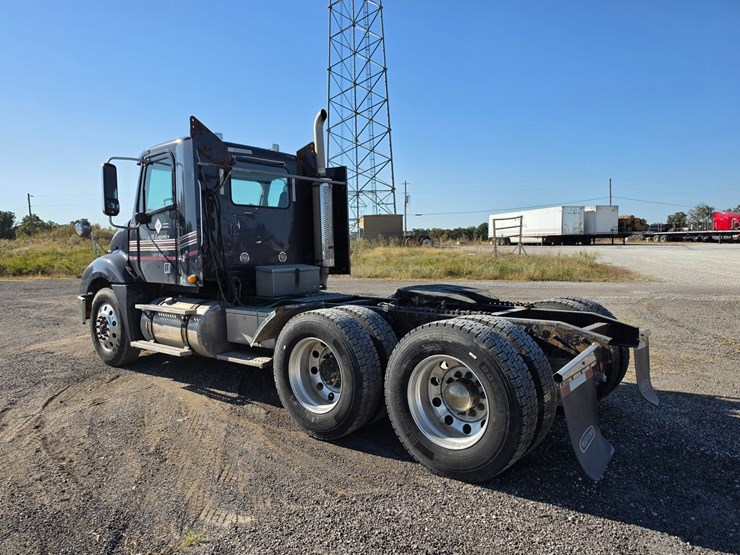 2016-freightliner-columbia-120-image-7